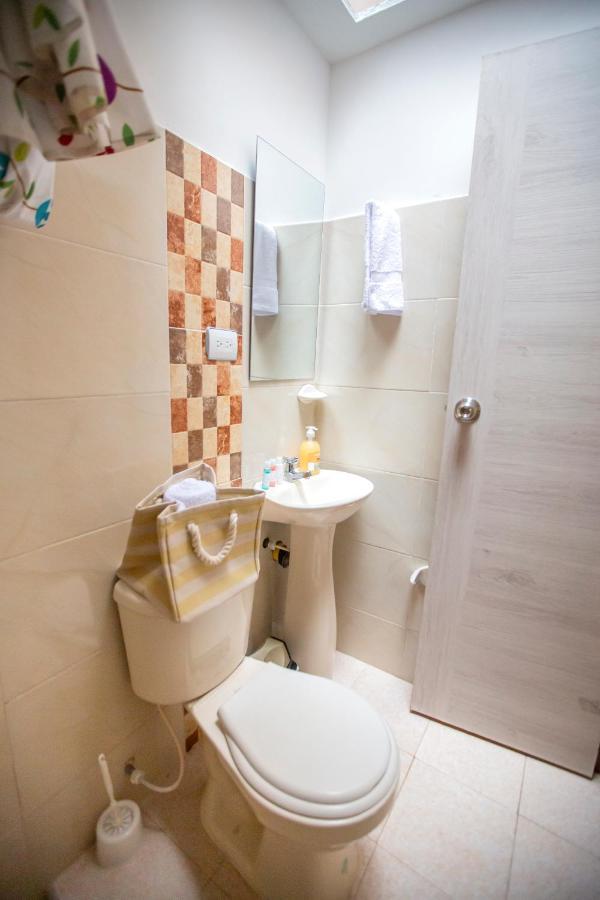 Komodo Alojamiento- Hostal Autoservicio, Ubicado Cerca Al Centro Historico - Bano Privado, Wifi , Cama 2X2 Y Agua Caliente Y Cocina Compartida Popayan Eksteriør bilde